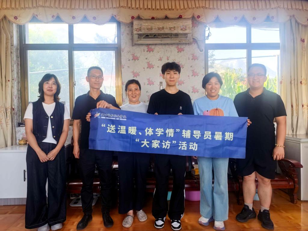 将校园温情与育人关怀送至学生家中